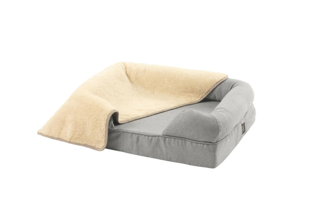 Grijs klein 24 traagschuim bolster bed met een crème pluche deken over de top