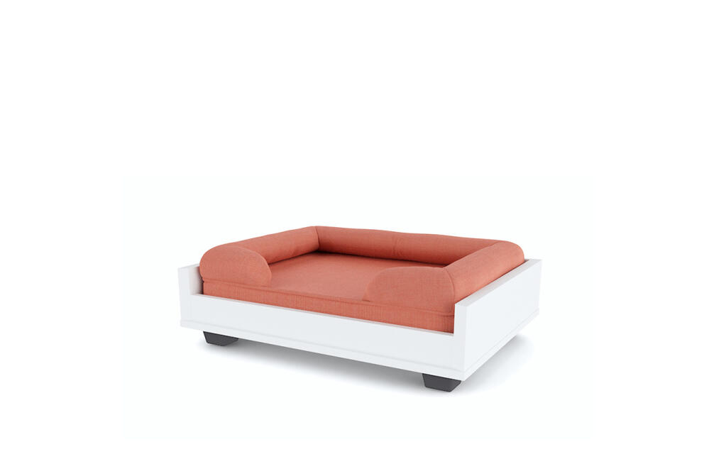 Un letto a bolster in memory foam rosa su un divano Fido, taglia 24