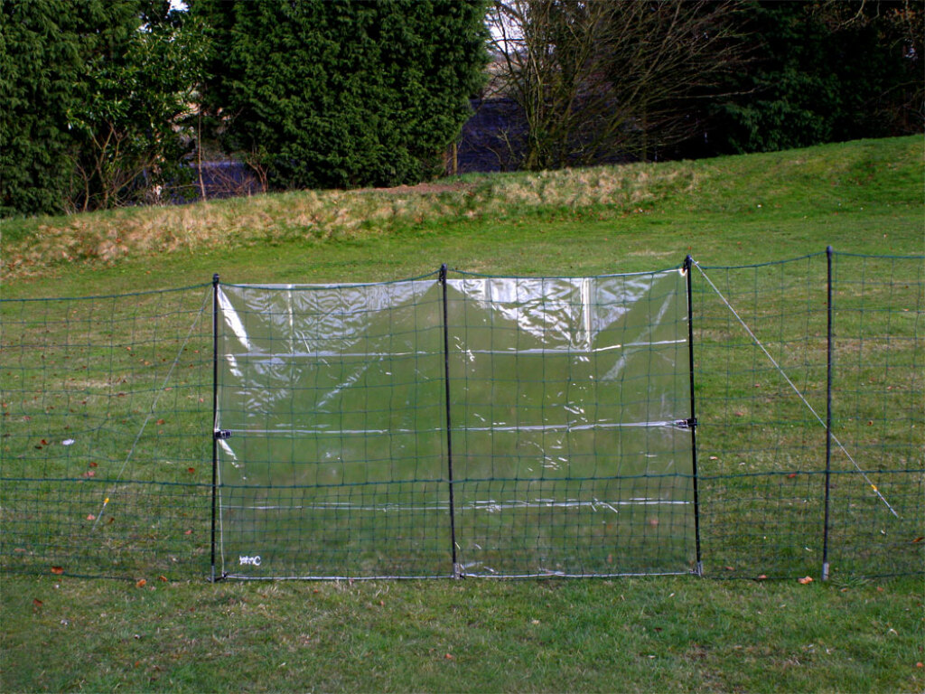 Coupe-vent transparent pour clôtures à poules