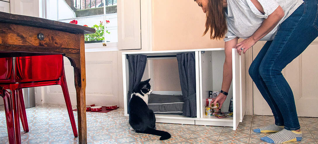 Maya Nook jest dostępna wraz z dopasowaną szafką, która pozwoli Ci przechowywać wszystkie drobiazgi Twojego kota w jednym miejscu