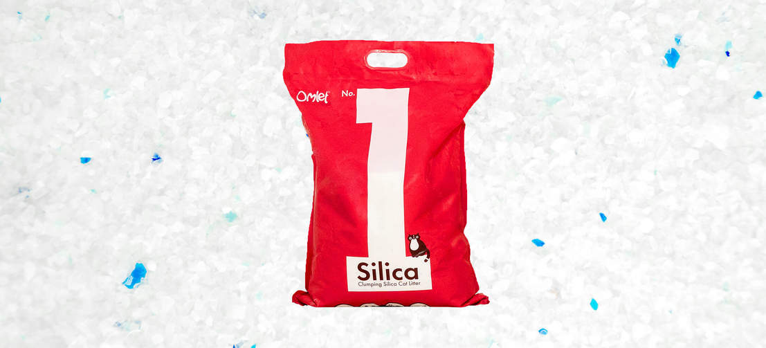 Un sac de litière pour chat en silice Omlet.