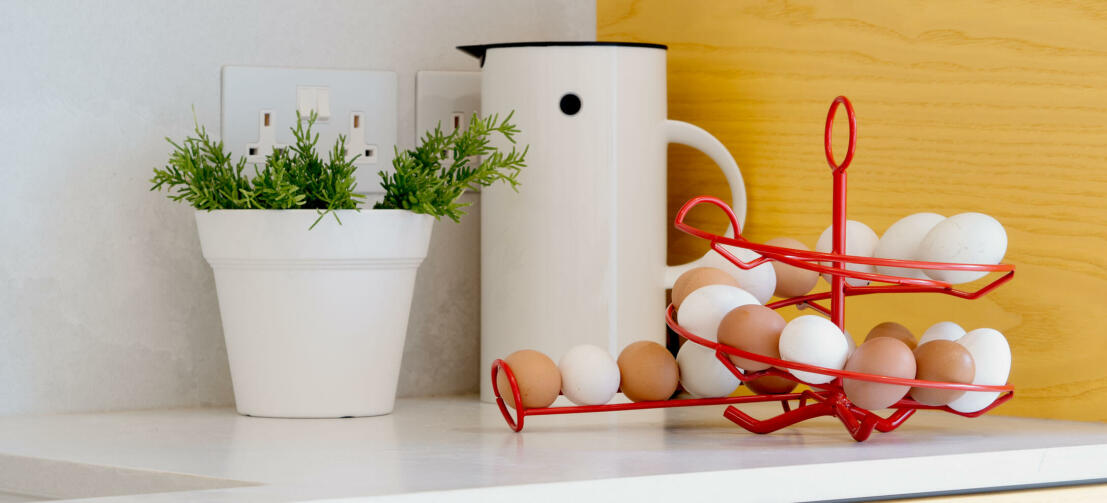 Un porta uovo rosso in una cucina