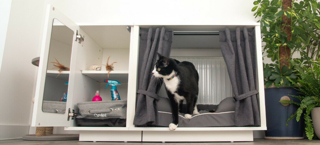 Maya Nook indendørs kattehus findes i to størrelser og fås med et valgfrit garderobeskab og gardiner, som kan bruges til at give katten et roligt gemmested