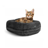 Luxurious super zacht Maya donut kattenbed in earl grey kleur met kat erop zittend
