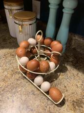 Un montón de huevos en el almacén de huevos.