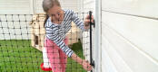 Väggkopplingskitet till Omlet hönsstängsel är det enkla sättet att koppla ditt stängsel till ett staket i din trädgård