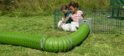 Kombiner Zippitunnelen med en Zippi-innhegning for den perfekte lekeplass til både barn og kanin