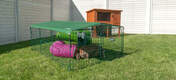 L’angle unique du toit de l’enclos pour lapins Zippi empêche la pluie de s’accumuler et sa hauteur permet à vos lapins de se tenir debout.