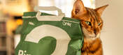 Chat se frottant sur Omlet sac de litière pour chat 3 pins
