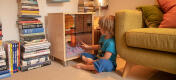 Ein kind betrachtet einen hamster in einem Qute hamsterkäfig