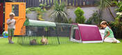 Med en Eglu Go hytte kan du og dine kaniner tilbringe tid sammen i haven.