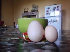 Due uova fresche su un tavolo da cucina