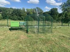 Groen Eglu Cube groot kippenhok met ren verbonden met Omlet inloop kippenren in tuin