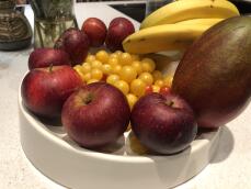 Tomater æbler bananer og en mandGo i en frugtskål