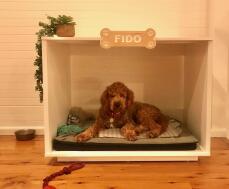 Pies odpoczywający w domku dla psów Fido.