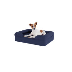 Pies siedzący na małym leGowisku dla psa midnight blue memory foam bolster