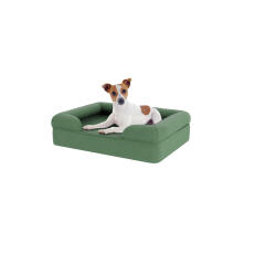 Pies siedzący na małym leGowisku dla psa z pianki memory foam w kolorze zielonej szałwii
