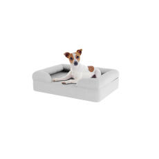 Pies siedzący na małym kamieniu szare leGowisko dla psa z pianki memory foam bolster