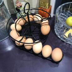 Un helter skelter de huevos negros con muchos huevos frescos