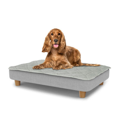 Cuccia Topology per cani con copertura trapuntata e piedini rotondi in legno  - Medium