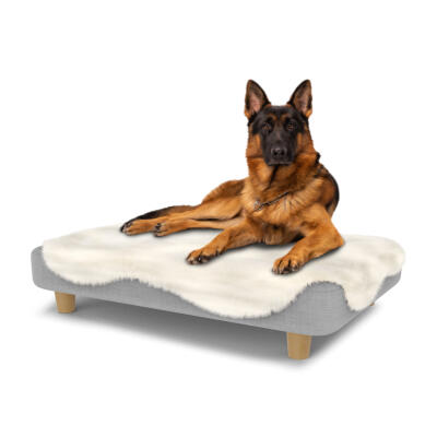 Topology Hundebett mit Schaffell Topper Weiß und runden Holzfüßen - Large