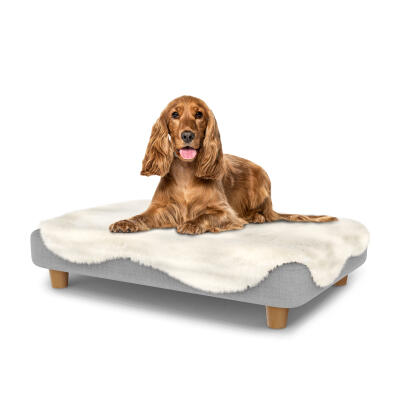 Lujosa cama para perro fácil de limpiar con funda de piel sintética de oveja y patas de madera redondas - Mediana