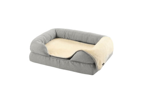 Een grijs traagschuim bolster bed maat small 24 met een pluche deken erop
