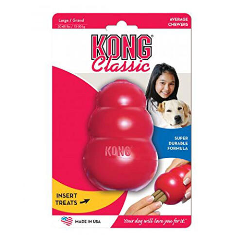 Ein rotes großes hundespielzeug von kong Classic in seiner verpackung