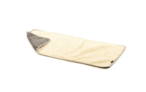Et grå og cremefarvet plys-tæppe, størrelse 24