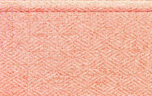 Un échantillon de tissu rose pour un lit à traversin