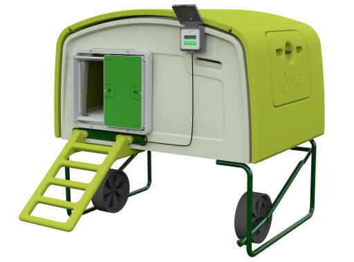 En Autodoor med et kontrolpanel på en Eglu Cube stor grøn hønsegård
