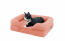 Chat couché dans un lit à traversin rose pêche pour chats