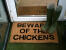 Vorsicht vor den hühnern fußmatte mit gummistiefeln oben drauf