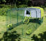 Zielony Eglu Cube kurnik z wybiegiem i przezroczystą pokrywą w ogrodzie