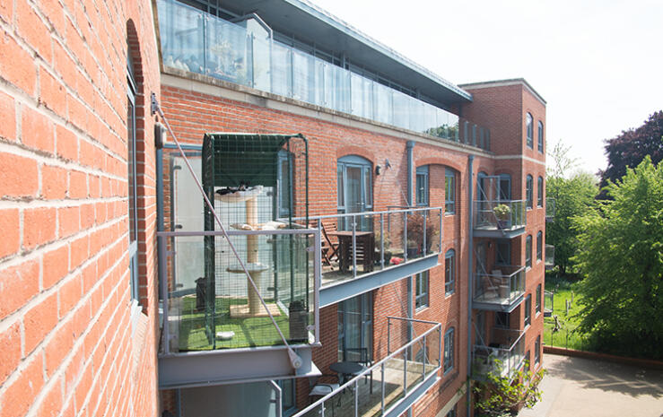Den sikre balkong-luftegården måler 92 cm (3ft) fra front- til bakside og er designet for å passe nesten alle balkonger og terasser