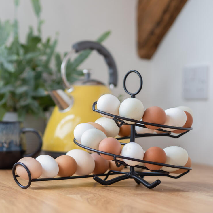 Soporte para huevos de gallina en negro en una cocina.