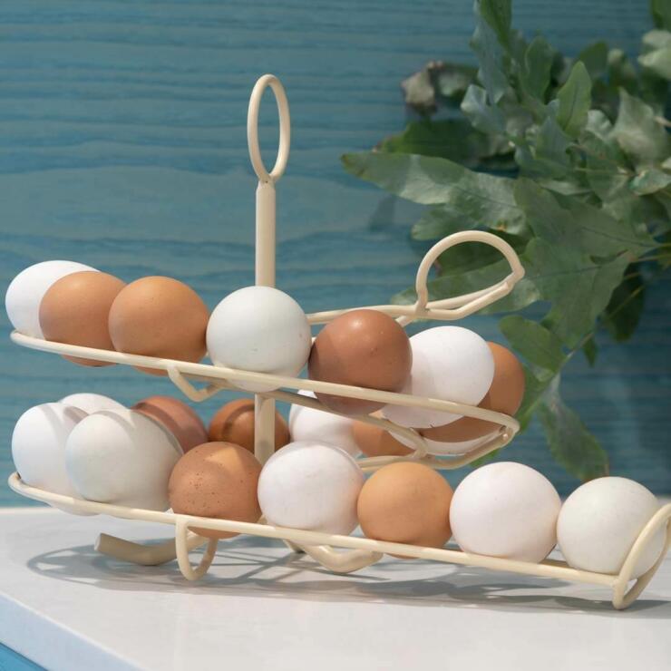 Soporte para huevos de gallina en crema en una cocina.
