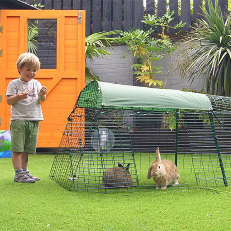 Con una conigliera Eglu Go , voi e i vostri conigli potrete trascorrere del tempo insieme in giardino.