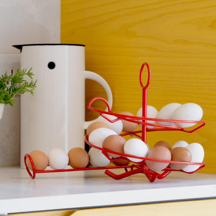 Soporte para huevos de gallina en rojo en una cocina