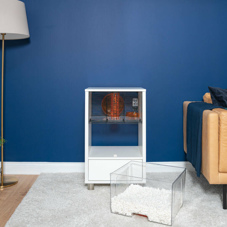 Cage à hamster blanche moderne dans un salon