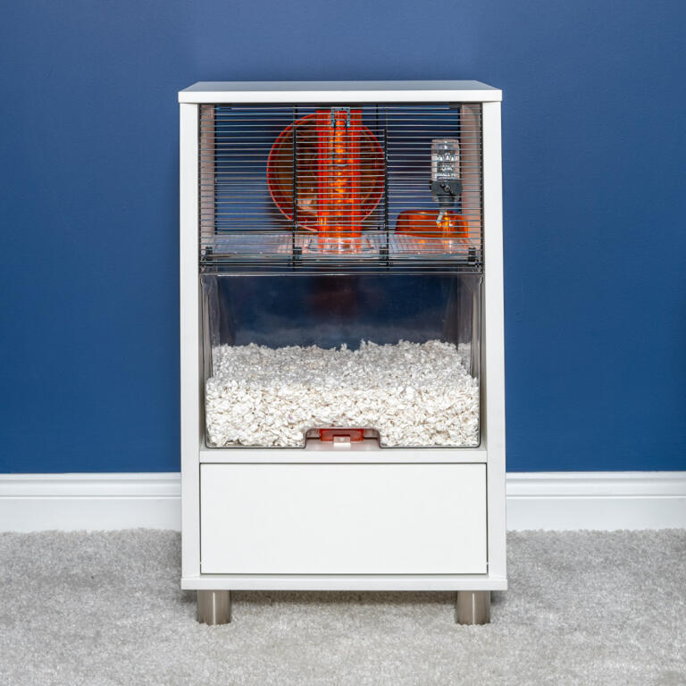 Modern vit hamsterbur i ett vardagsrum