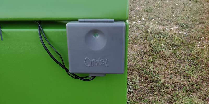 Close up van Omlet automatische kippenhok deur sensor
