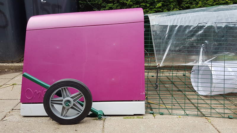 Omlet violet Eglu Go poulailler et parcours en plastique avec roues