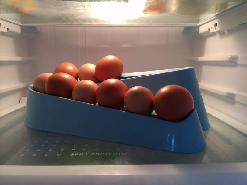 Eine eierrampe im kühlschrank.