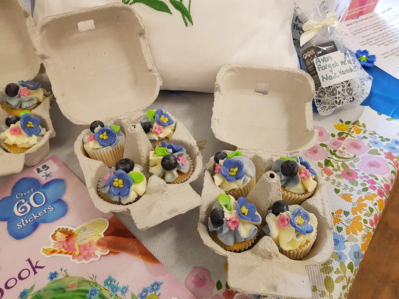 De jolies petites boîtes à œufs à la vente de charité pour les malades d'alzheimer