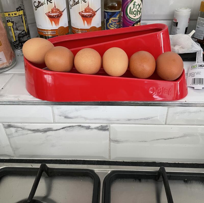 Huevos en una rampa de huevos rojos