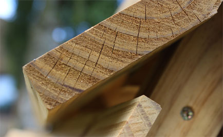 Boughton-trä sätts på all sidor och kanter.