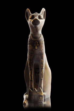 En antik egyptisk staty av en katt