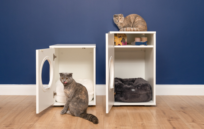 Dwa koty i nowoczesny Domek Maya z otwartymi drzwiami ukazującymi miejsce do przechowywania