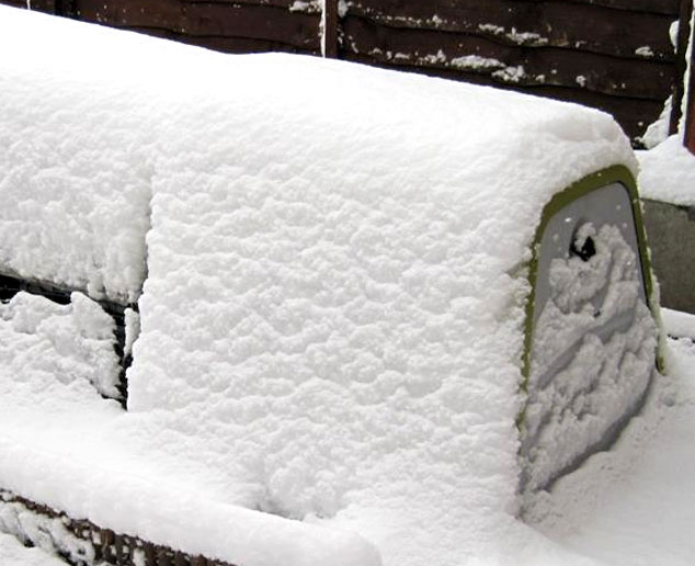 Domek Eglu Go Hutch przykryty śniegiem